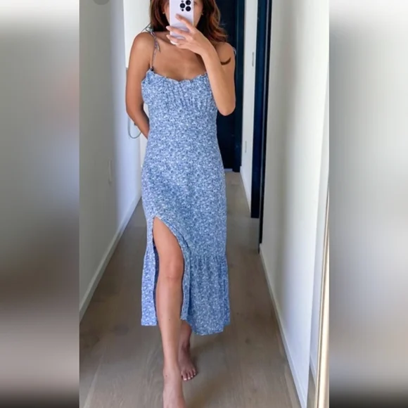 Abercrombie & Fitch スモックポプリンのミディドレス ブルー Abercrombie & Fitch textured plunge mini dress in blue